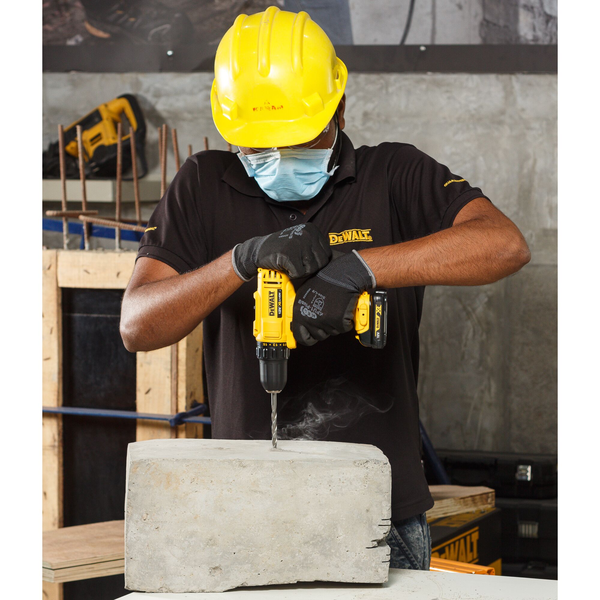 สว่านไขควง 12V MAX พร้อมชุดอุปกรณ์เสริม 109 ชิ้น